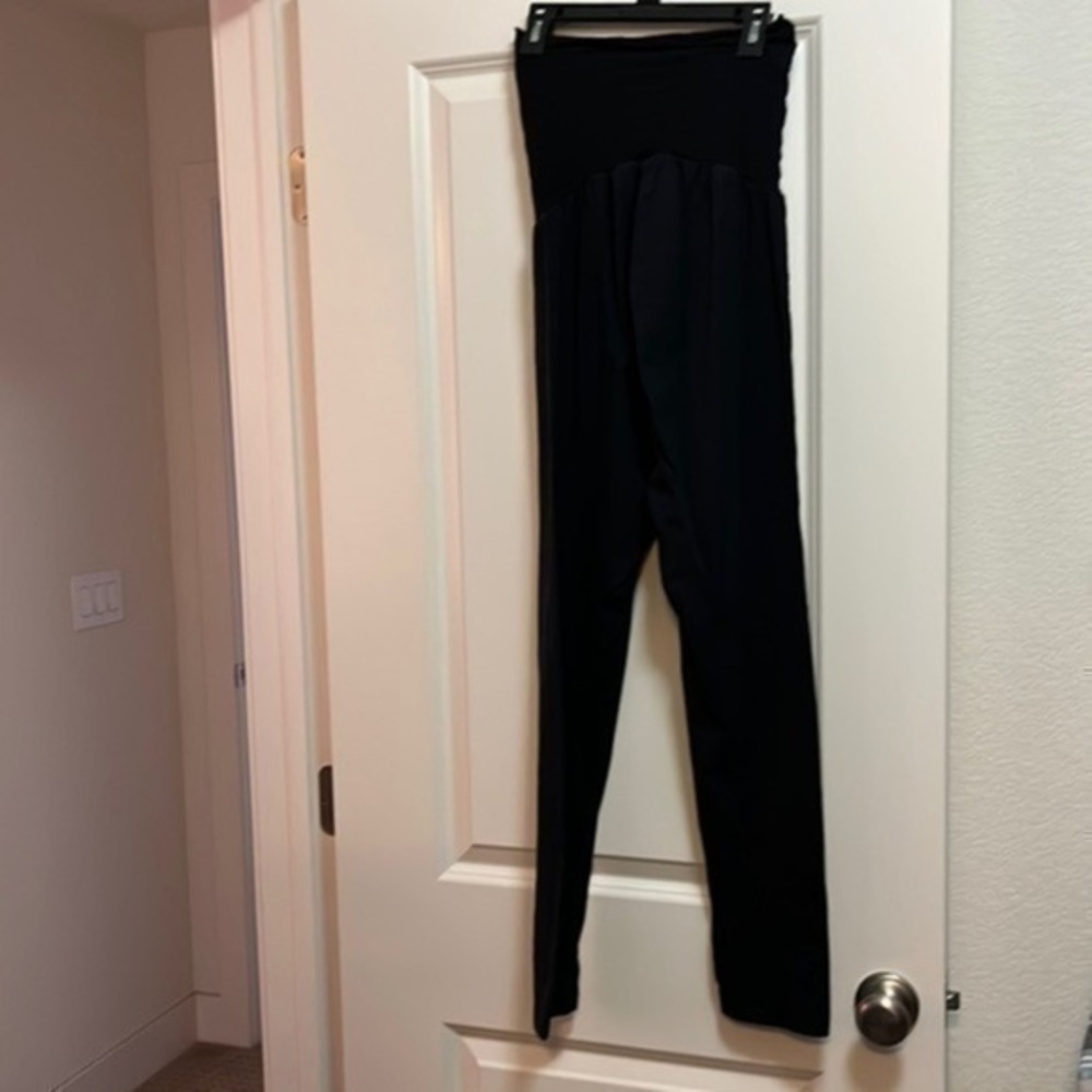 Motherhood Maternity Women’s black leggings size medium EUC